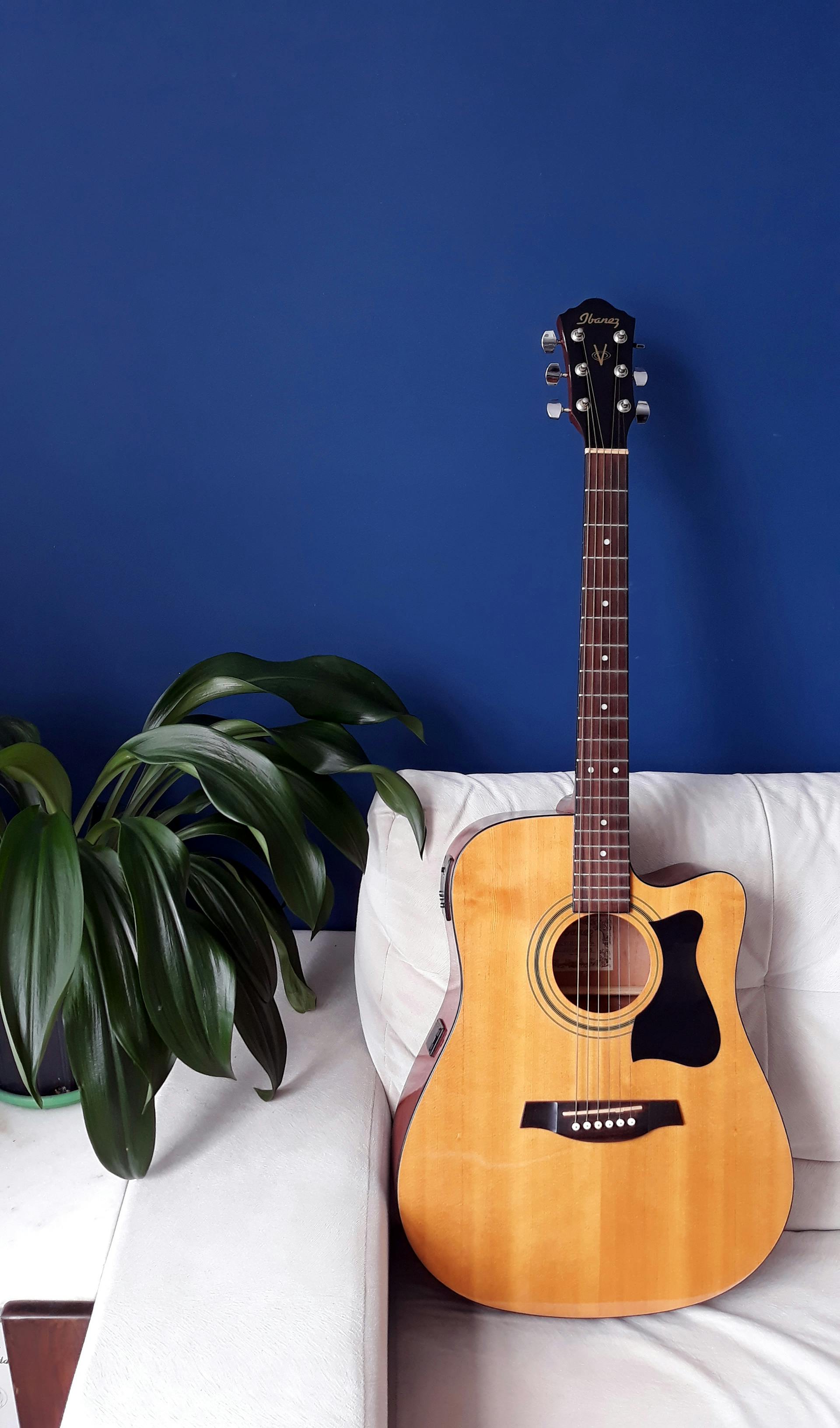 Violão em ambiente elegante e acolhedor