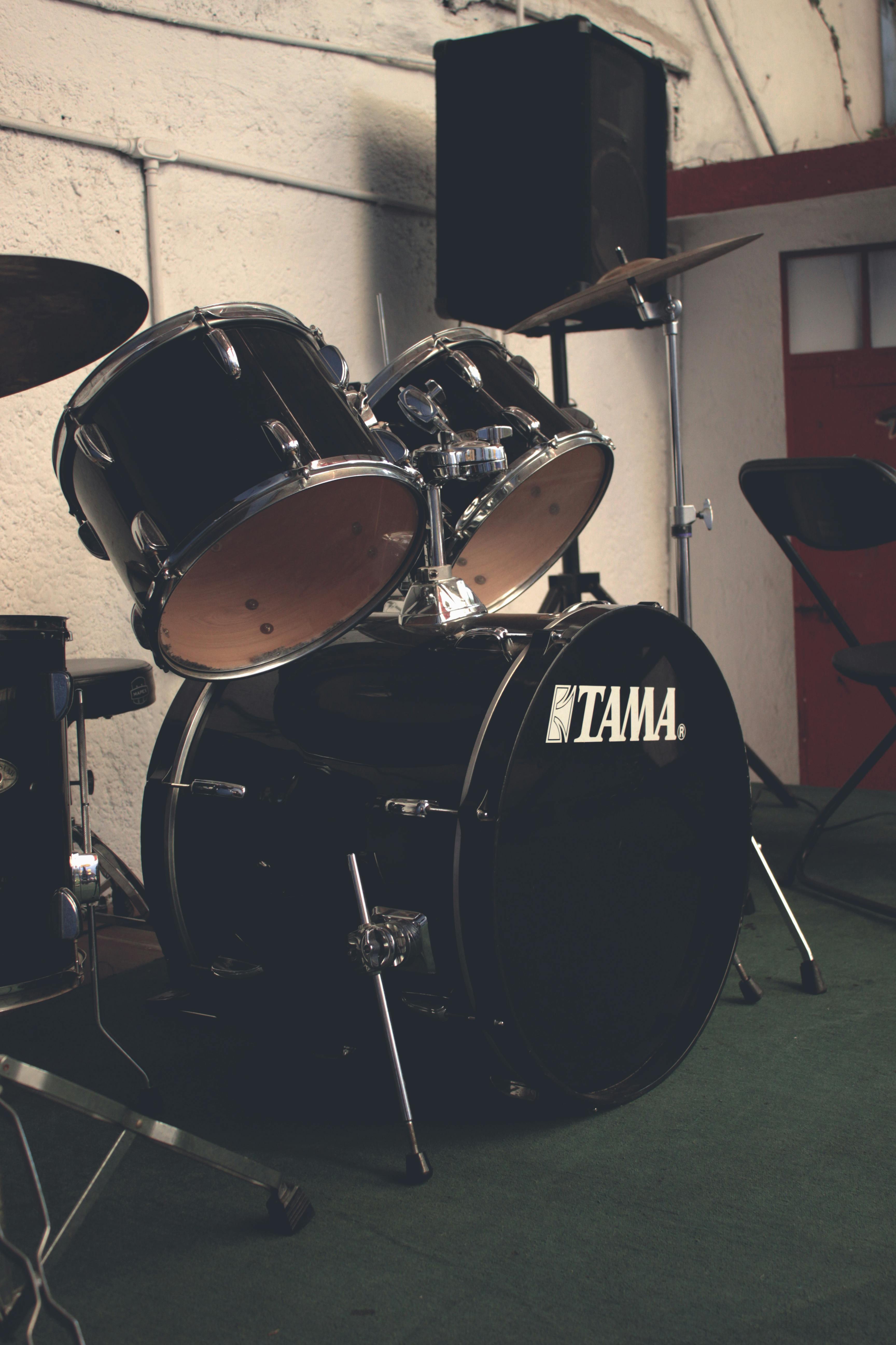 Bateria em sala de ensaio